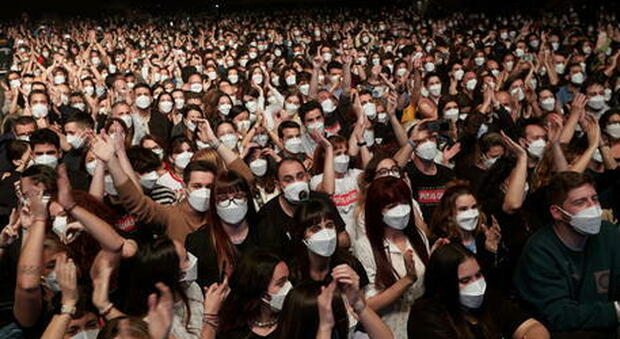 Maxi concerto “prova” a Barcellona: prima il test, poi in 5.000 sotto il palco con le mascherine. Perché non farlo in Italia?