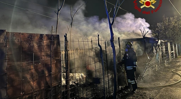 L'incendio delle baracche a Verona a ridosso della linea ferroviaria