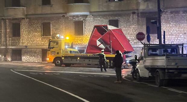Ancona, un camion si incastra sotto il ponte e distrugge il carico: traffico in tilt. Ecco cosa è successo
