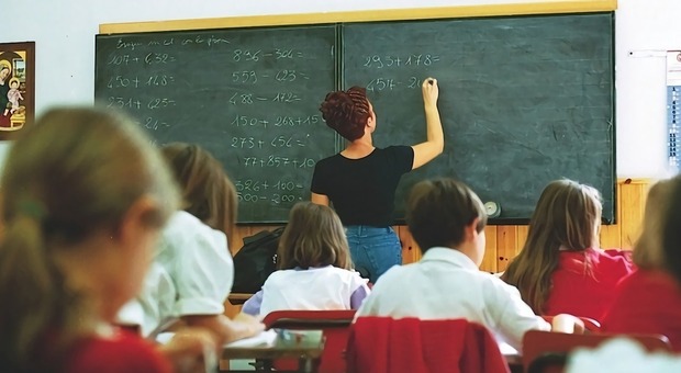 Una professoressa di matematica durante la sua lezione alla scuola elementare