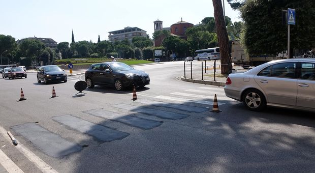 Teramo, strisce pedonali "killer" in piazza Garibaldi: il sindaco le cancella