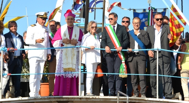 I vescovo e le autorità alla cerimonia della processione in mare