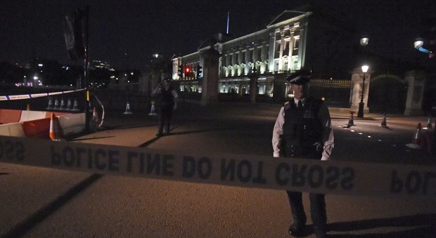 Londra, uomo armato con una spada ferisce due poliziotti vicino a Buckingham Palace