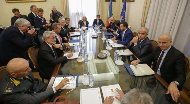 Salvini a Napoli, che lite con de Magistris: «A me dice una cosa, poi dichiara altro»