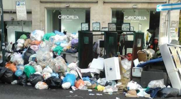 Napoli, crescono cumuli di rifiuti: vetrine coperte al corso Vittorio Emanuele