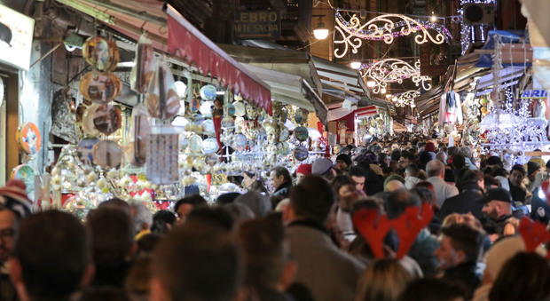 Napoli senza luci di Natale, il Comune a muso duro contro le griffe in rivolta