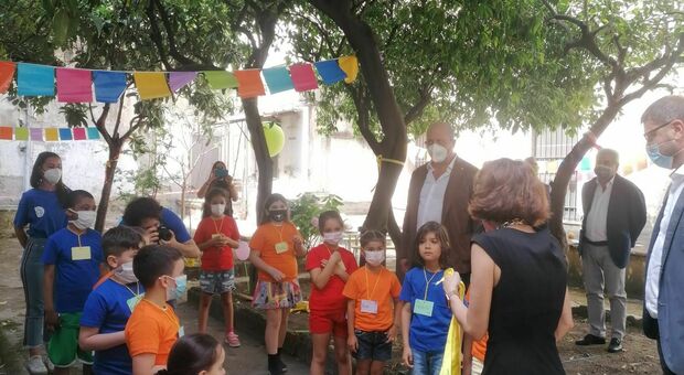 Napoli, il ministro Bonetti inaugura il campo estivo per i bambini di Forcella