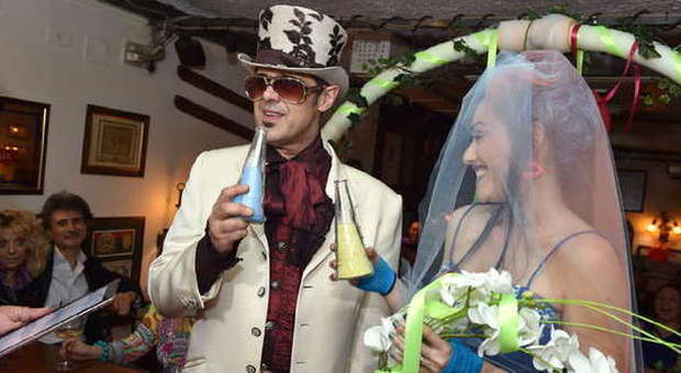 Greg e Nicoletta sposi da un anno: maschere kitsch e danze folli alla festa