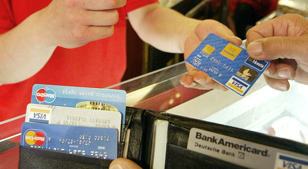 Il primo locale che non accetta contanti: pagamenti solo con carte o smartphone