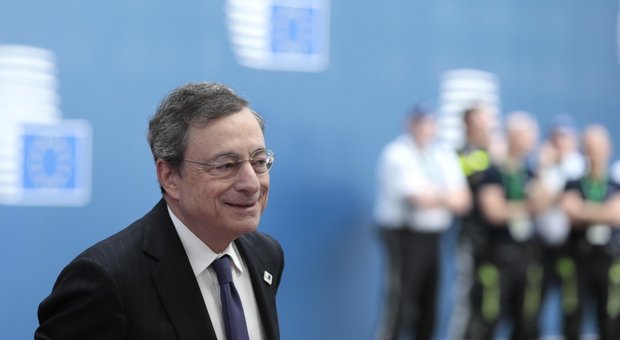 Mario Draghi, standing ovation dei leader per il suo ultimo Eurosummit