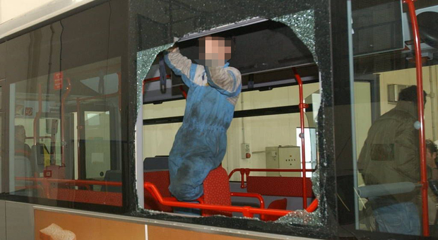 Roma, autista dell'autobus non vuole farlo salire con la bici: lui lo ferisce spaccando il vetro