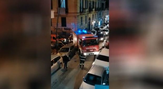 Napoli nel caos, vigili del fuoco bloccati dalle auto in sosta selvaggia al Vomero