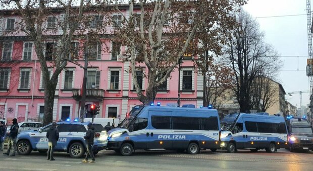 Askatasuna: Digos perquisisce centro sociale di Torino. L'area intorno è stata chiusa al traffico