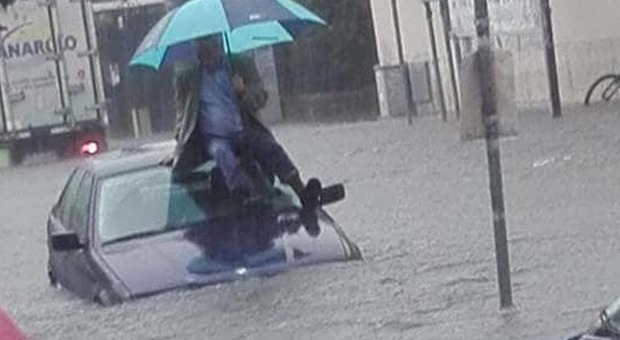 Napoli, allerta meteo senza fine: «Pioverà per altre 24 ore»