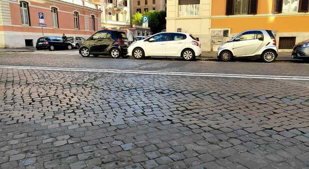 Roma, strade al collasso nel quartiere Prati: slalom quotidiano tra buche e "rattoppi"
