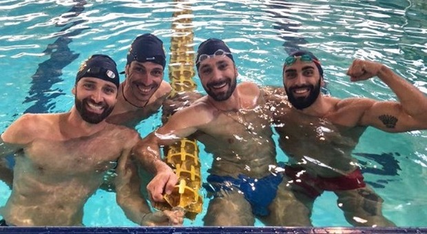 Raoul Bova e compagni in piscina, obiettivo record mondiale: "Per ricordare mio padre"