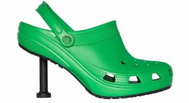 Crocs Balenciaga, il nuovo zoccolo in gomma extra lusso