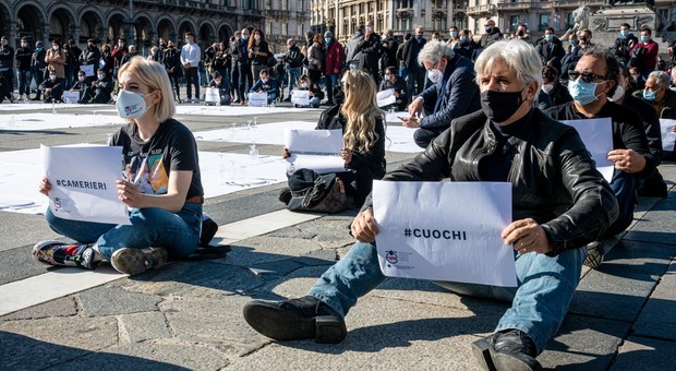Milano, in piazza Duomo la protesta delle tovaglie apparecchiate: «Non aprirà più il 30% dei locali»