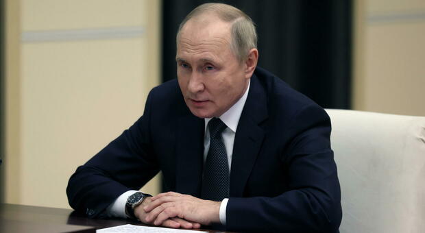 Putin, tre sosia per coprire la sua fuga? Il capo degli 007 di Kiev: «Dov'è finito il presidente russo?»
