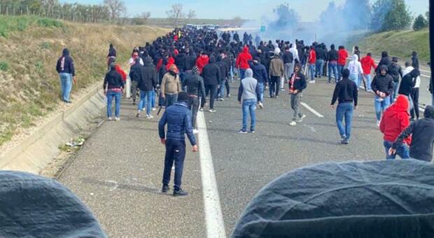 Tensione e scontri in autostrada dopo il match tra i tifosi di Lecce e Nocerina