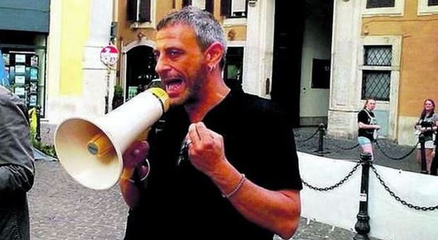 Roma, pestato l'ambientalista difensore dei migranti: calci in faccia con gli anfibi