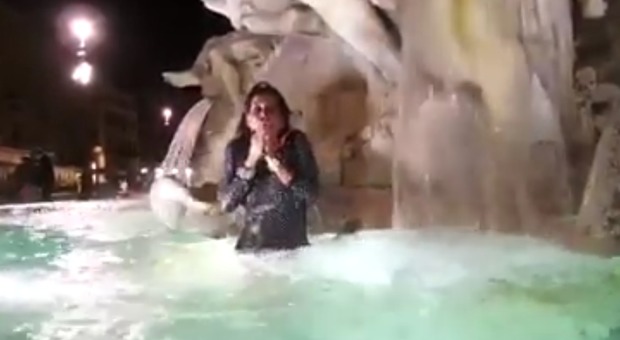 Aida Nizar lo fa di nuovo: l'ex del Gf si tuffa nella fontana di piazza Navona. Il web insorge: «Roma merita rispetto»