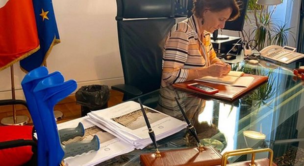 Ministro Bonetti, caduta e piede fratturato: in ufficio con le stampelle, foto su Facebook