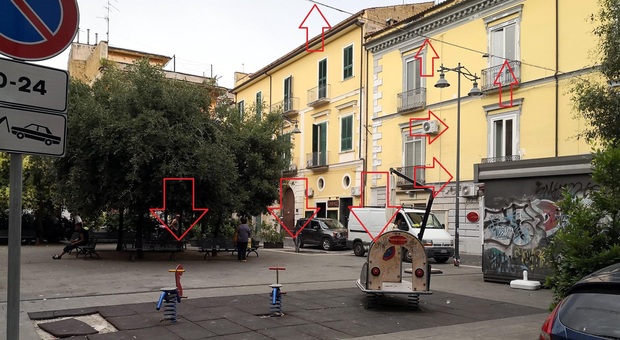 Piazza Correra al buio a Caserta: tranciati palo e cavo per rimuovere la gru
