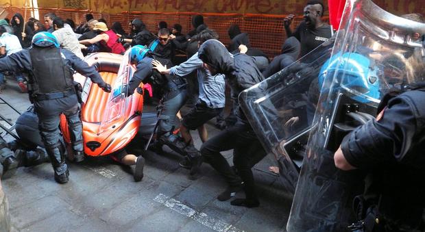 Bologna, Salvini contestato: scontri in piazza con la polizia