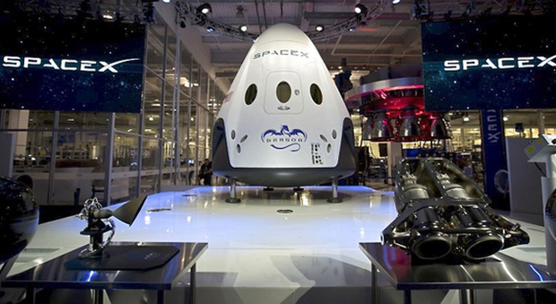 La navicella Space X di Elon Musk che punta a portare turisti nello spazio