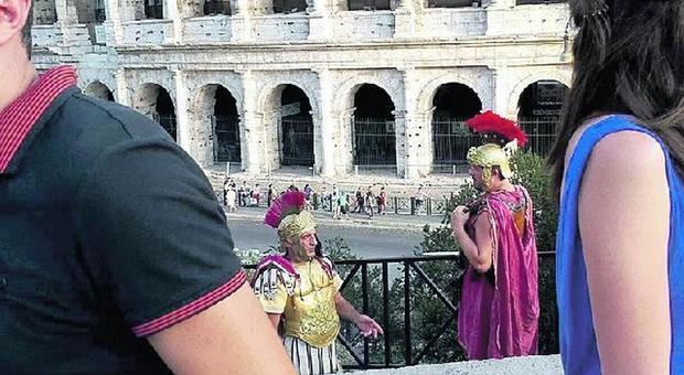 Roma, i centurioni abusivi sfidano anche i vigili: in azione al Colosseo nonostante i divieti