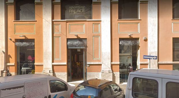 Roma, chiude la palestra Sporting Palace, rissa sfiorata tra gestori e clienti: «Siamo stati truffati»
