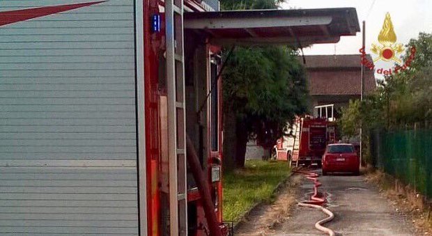 Massa Carrara, incendio in casa: papà si lancia dal terrazzo e salva moglie, figli e nonni
