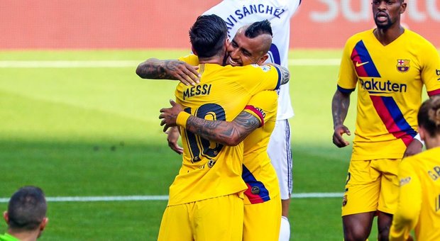 Il Barcellona non si arrende: gol vittoria di Vidal, Real a -1