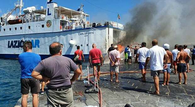 Barca esplosa a Ponza, il relitto affonda di nuovo. Cattivi odori in acqua e sulla spiaggia di Giancos