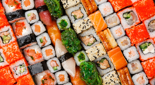 Sushi gratis offerto al ristorante a chi si chiama Salmone, in due giorni 150 persone cambiano nome
