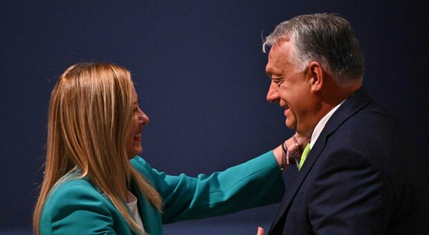 Meloni, il piano Europee: caccia agli eletti di Orban per rinforzare i conservatori. A sorpresa la nota pro-Kiev