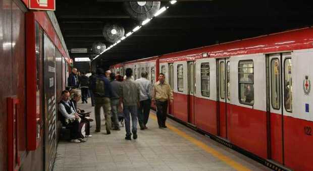 Straniero si struscia contro 14enne nella metro: placcato dai passeggeri