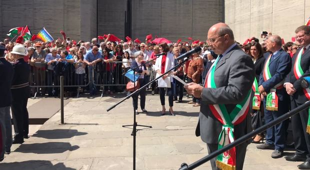 Cerimonia e contestazioni. Fischi al sindaco, poi le bandiere palestinesi: la comunità ebraica va via
