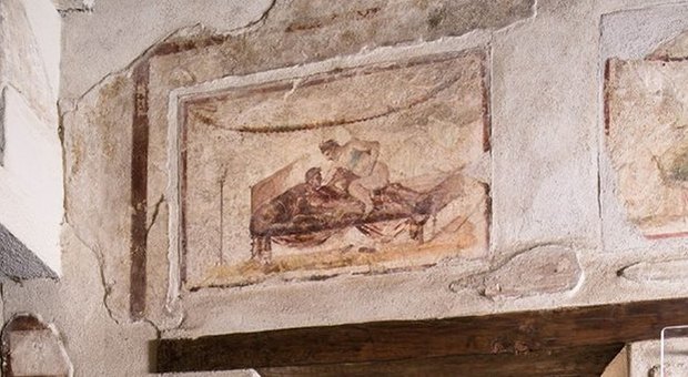 Pompei, i graffiti del 79 dopo Cristo: così i mendicanti minacciavano i clienti dei locali a luci rosse