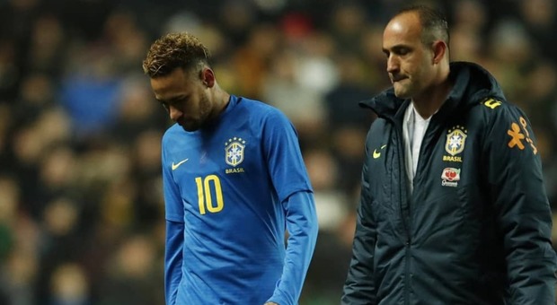 Neymar, i medici tranquillizzano ma le lacrime fanno il giro del mondo