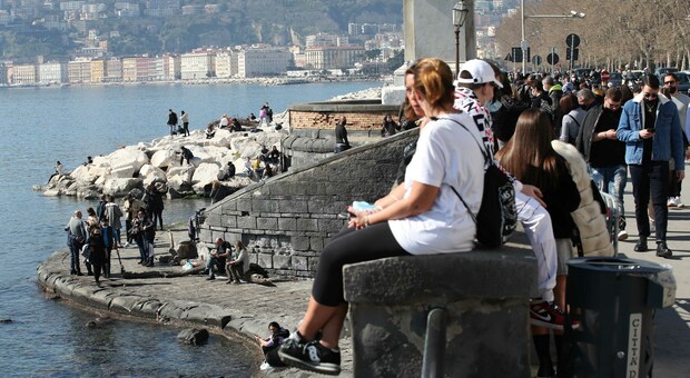 Napoli, la zona arancione non ferma il caos: nuovo assalto al lungomare
