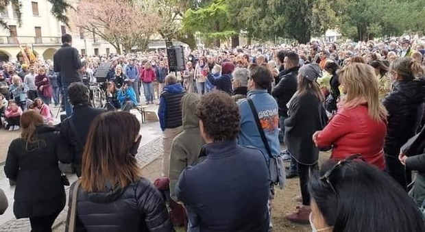 "No paura day" in piazza Martiri a Belluno: in centinaia per la libertà di vaccino (foto Bristot)