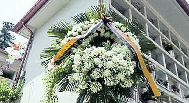 Fiori bianchi il giorno dei funerali del piccolo Marco