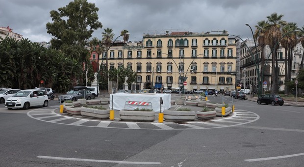 Napoli, arrestati due ventenni a piazza Vittoria: stavano rubando uno scooter