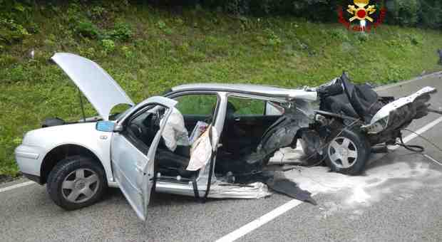 Spaventoso incidente tra Golf e Vitara: auto divelta ed airbag esplosi