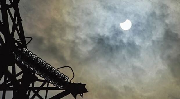 Eclissi di sole, Terna: "Gestita in piena sicurezza. Nessun impatto per sistema elettrico italiano"