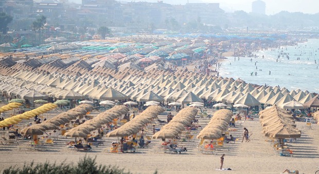 Pescara, bagnante filma i bambini in spiaggia: sotto inchiesta