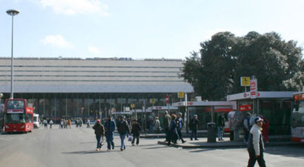 Roma, autista chiude il bus e se ne va: passeggeri in ostaggio salvati dalla polizia