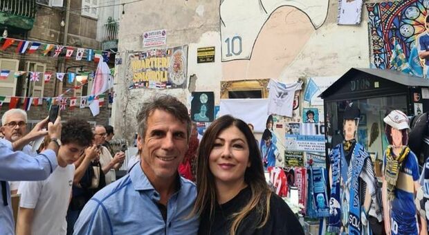 Auguri Maradona: Zola al murales, pellegrinaggio dei tifosi per Diego